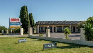 a motel with signs in front of a building at Kerang Valley Resort in Kerang