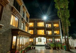 un bâtiment ouvert la nuit dans l'établissement The Sera Courtyard, à Leh