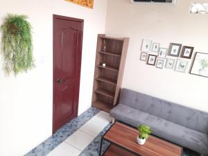 sala de estar con sofá y mesa en Alborada minisuites en Guayaquil