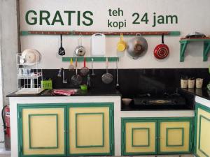 Kitchen o kitchenette sa Joglo Aruna SYARIAH