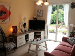 Pédernec的住宿－Modern house in Brittany near the Pink Granite Coast，客厅配有电视和茶几