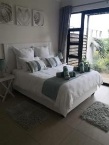 Postel nebo postele na pokoji v ubytování Blissful Beachfront Apartment - 11 Sovereign sands