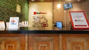 un restaurant avec un comptoir muni d'un panneau. dans l'établissement RedDoorz near Fishermall Quezon City, à Manille