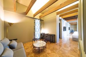 清州市Hotel Museo Cheongju的带沙发和桌子的客厅