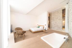 清州市Hotel Museo Cheongju的带床和椅子的卧室