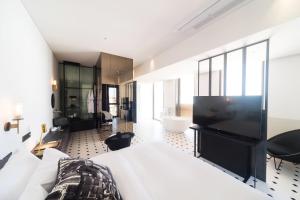Hotel Museo Cheongju的电视和/或娱乐中心