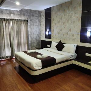 a bedroom with a large bed in a room at The Majestic Crown in Ooty