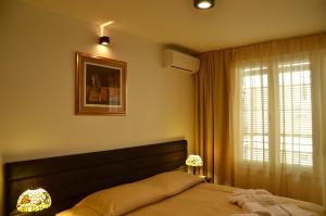 Tempat tidur dalam kamar di Apartment Suite Theater