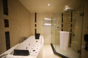 Bathroom sa Park Lane Hotel Lahore