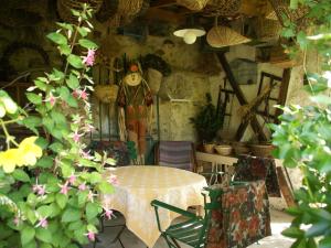 Cette chambre comprend une table, une statue et des fleurs. dans l'établissement Charming Holiday Home, à Mézy-Moulins