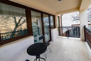 een kamer met een tafel en stoelen op een balkon bij MOKY REZIDENT 2 in Arad