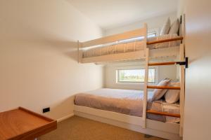 sypialnia z łóżkiem piętrowym i schodami w obiekcie 305inthevines w mieście Havelock North