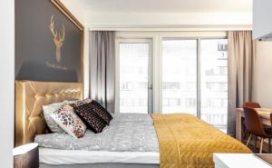 Trendy Homes Oulu Marski Apartments في أولو: غرفة نوم عليها سرير ومخدات