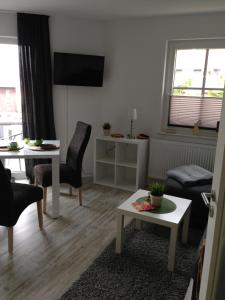 - un salon avec deux chaises et une table dans l'établissement Apartments Gosch Braunlage, à Braunlage