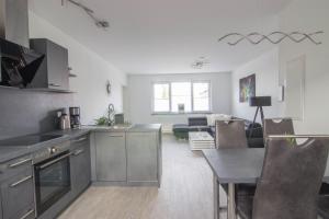 Kuchyň nebo kuchyňský kout v ubytování Appartements am Bodetal