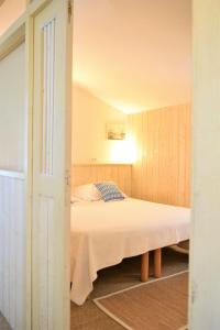 ein Schlafzimmer mit einem Bett in einem Zimmer in der Unterkunft Le Mas du Cheval in Lattes