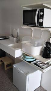 富士河口湖的住宿－KAINOSATO，白色的厨房配有水槽和微波炉