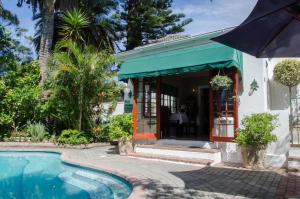 une maison avec une piscine à côté d'un bâtiment dans l'établissement Brighton Lodge - #Solar Energy #No Loadshedding, à Port Elizabeth