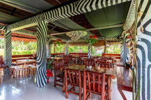 Restoran atau tempat makan lain di Your Brothers House Tribal Village