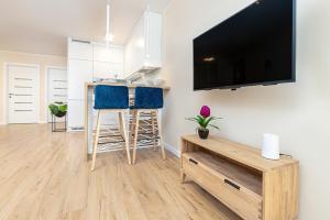 Televízia a/alebo spoločenská miestnosť v ubytovaní Apartment Awanport Gdynia Żeromskiego by Noclegi Renters