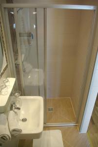 a bathroom with a shower and a sink at Gästehaus Ulrich Neuner in Wallgau