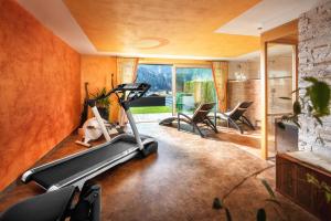 una habitación con un gimnasio con cinta de correr en Appartement Mountainview, en Sankt Gallenkirch