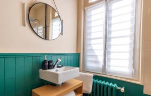 une salle de bains avec un lavabo blanc et un miroir dans l'établissement L'Escapade - Maison avec petit jardin - 4 pers, à Étretat 24 autres photos