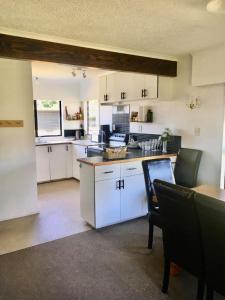 A kitchen or kitchenette at Hirangi cottage