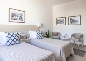 Gallery Suites & Residences Piraeus客房内的一张或多张床位