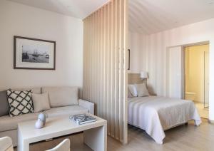 Gallery Suites & Residences Piraeus客房内的一张或多张床位
