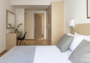 Gallery Suites & Residences Piraeus客房内的一张或多张床位
