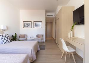 Gallery Suites & Residences Piraeus的电视和/或娱乐中心