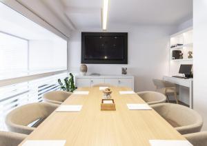 TV a/nebo společenská místnost v ubytování Gallery Suites & Residences Piraeus + 37 fotografií