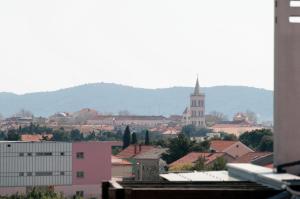 vistas a una ciudad con iglesia y edificios en Apartments Mirjana, en Zadar