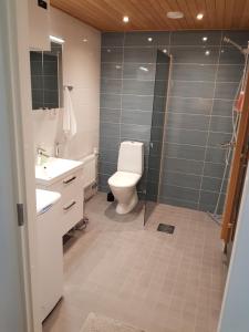 Ett badrum på Kotimaailma Apartments Turku