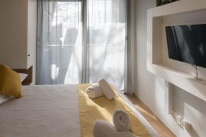 sypialnia z łóżkiem z dwoma pluszakami w obiekcie Roomies Zagreb w Zagrzebiu