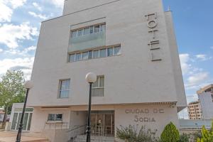 een gebouw met een bord met de tekst cubico de santa bij Hotel Alda Ciudad de Soria in Soria