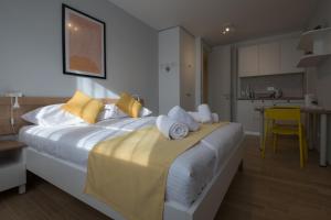 Un pat sau paturi într-o cameră la Roomies Zagreb
