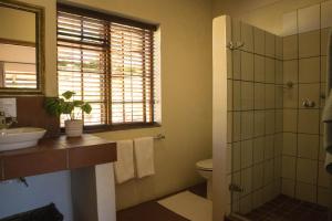 Bilik mandi di Zebra Cottage and Lodge +18 gambar