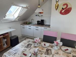 a kitchen with a table with plates on it at Ferienwohnung am Jordan in Schneverdingen