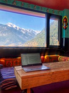 Splošen pogled na gorovje oz. razgled na gore, ki ga ponuja hostel