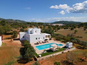 uma vista aérea de uma villa com piscina em Villa Can Lloren em Sant Llorenç de Balafia