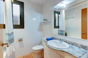 Et badeværelse på Llevant 3 1 Centro Roses - Barneda Premium + 28 billeder