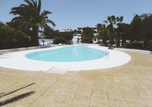 una gran piscina en medio de un patio en Villa Carmen Lanzarote, en Costa Teguise