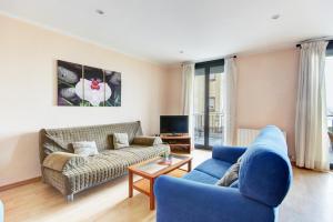 sala de estar con sofá y TV en Migjorn 2 2 Roses - Immo Barneda, en Roses