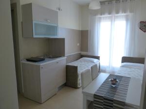 A kitchen or kitchenette at Lo Scrigno
