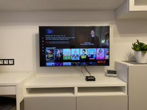 En tv och/eller ett underhållningssystem på Modern & Homely Apartment - FREE PARKING - NETFLIX