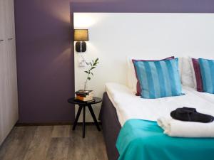 um quarto de hotel com duas camas e uma mesa em Hotel Fabrik Forssa em Forssa