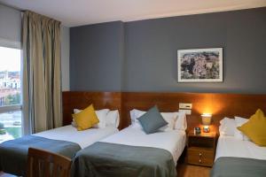 une chambre d'hôtel avec deux lits et une fenêtre dans l'établissement Hotel Alda Ciudad de Soria, à Soria 83 autres photos