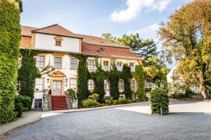 Budova, kde se hotel nachází + 24 fotografií